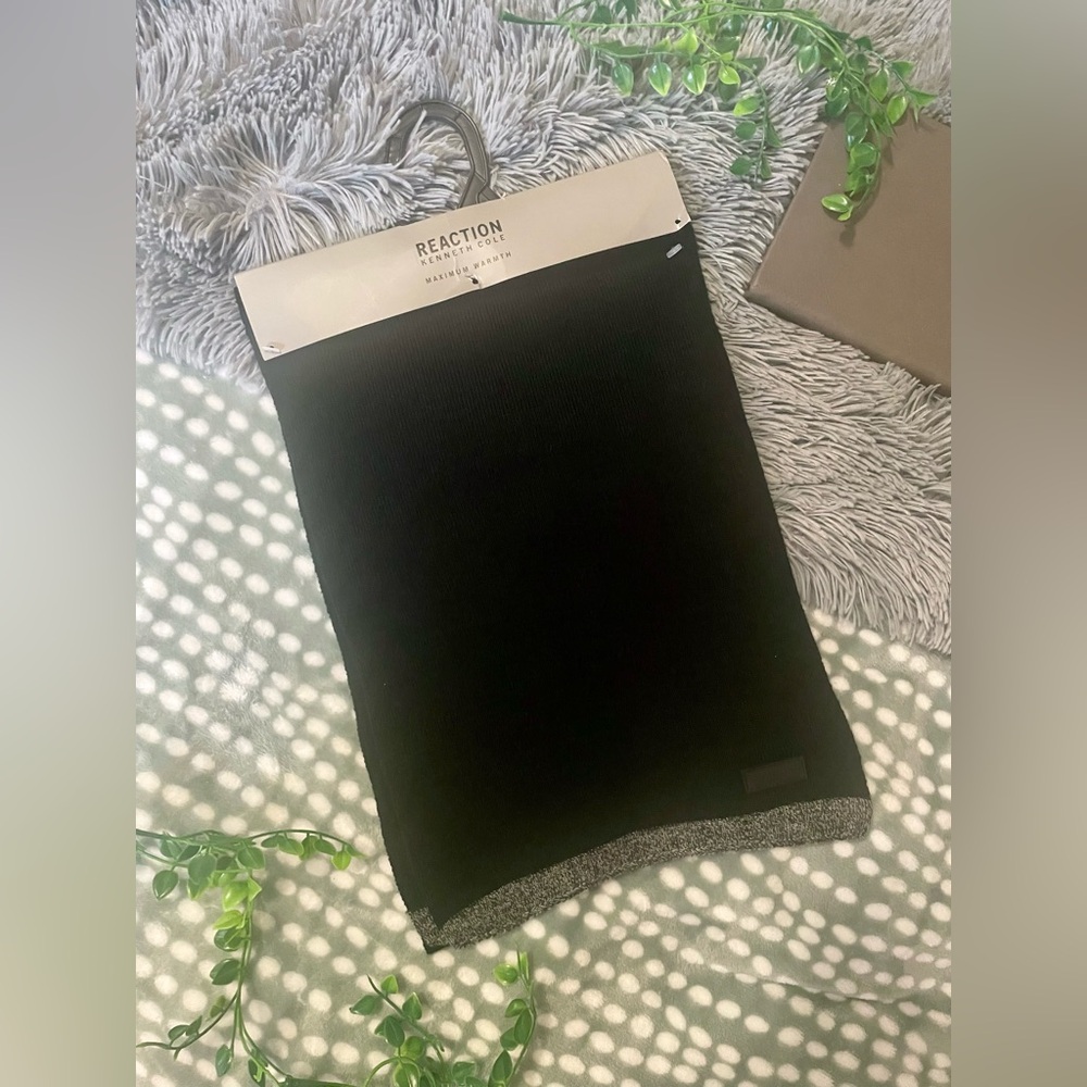 ❄️ Kenneth Cole Reaction Warm Black Scarf with Gray Trim ❄️